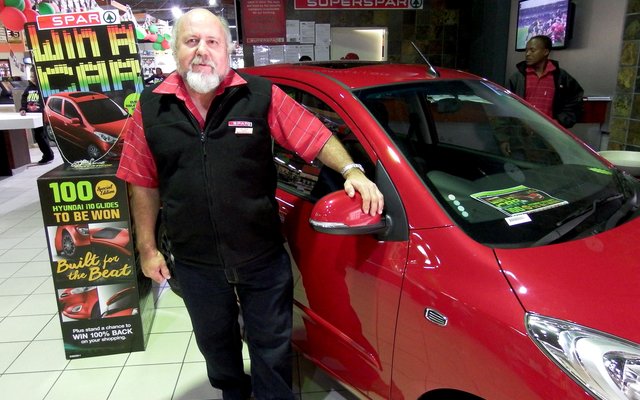 Jan Fourie van Gansbaai Superspar staan hier by hulle “Wenmotor” wat ter plaatse vertoon is